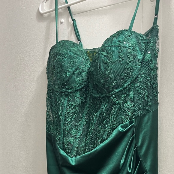 Emerald green dress - Picture 3 of 5